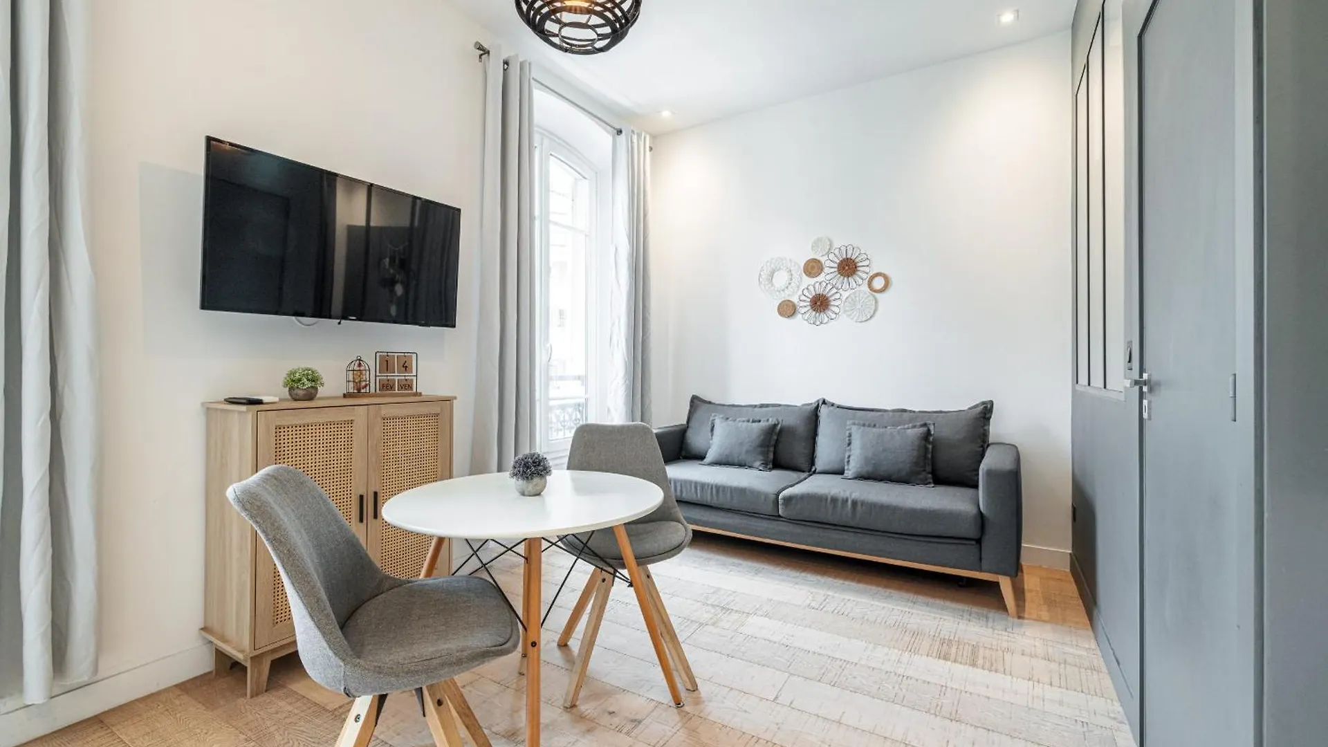 Cozy 1 Bdr Downtown Apartment Nice