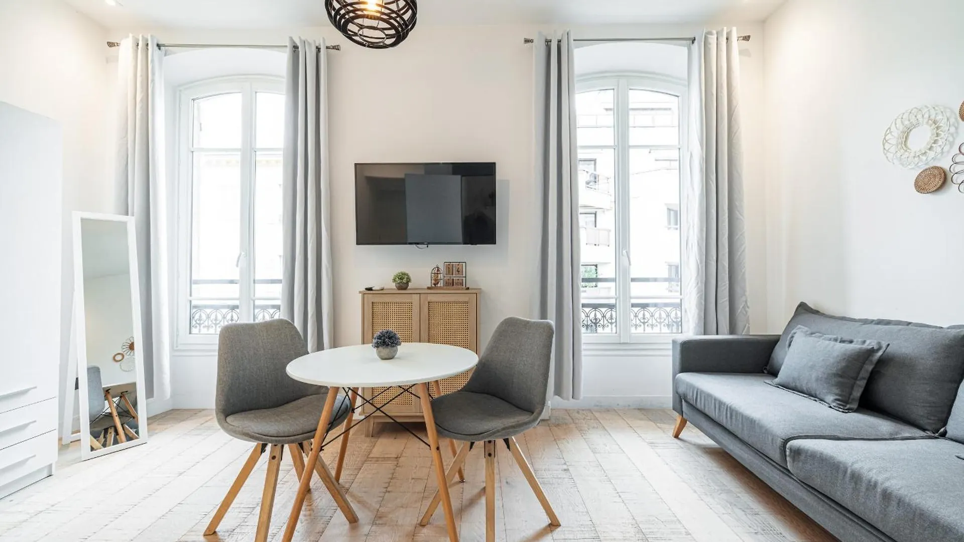 Cozy 1 Bdr Downtown Apartment Nice